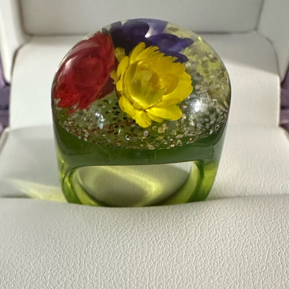 ⭐️HOST PICK⭐️ Vintage Groovy Flower Power Ring of the 60’s - Lucite Dome - Picture 2 of 7